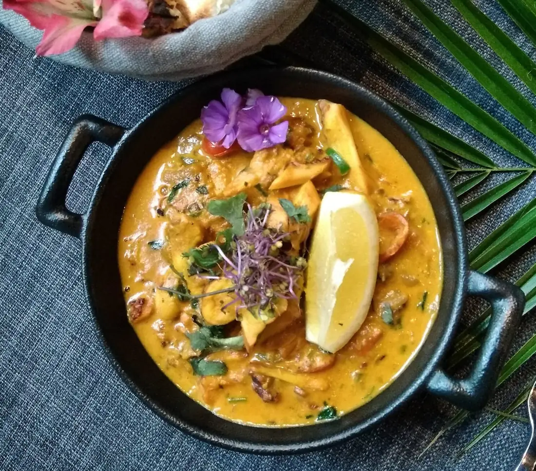 Curry au lait de coco et citron, servi dans une cocotte noire