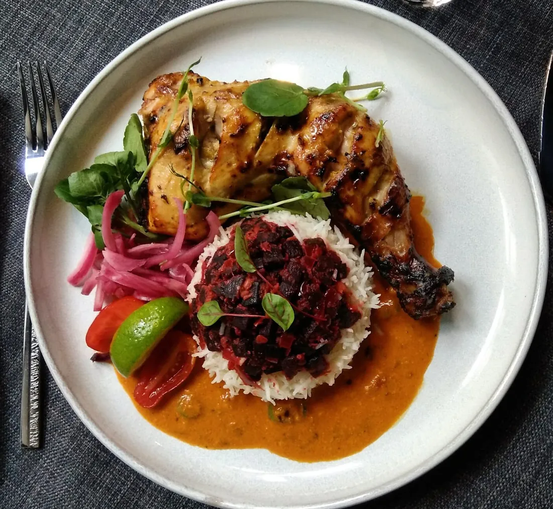 Cuisse de poulet grillée, riz et sauce, servie au Massala